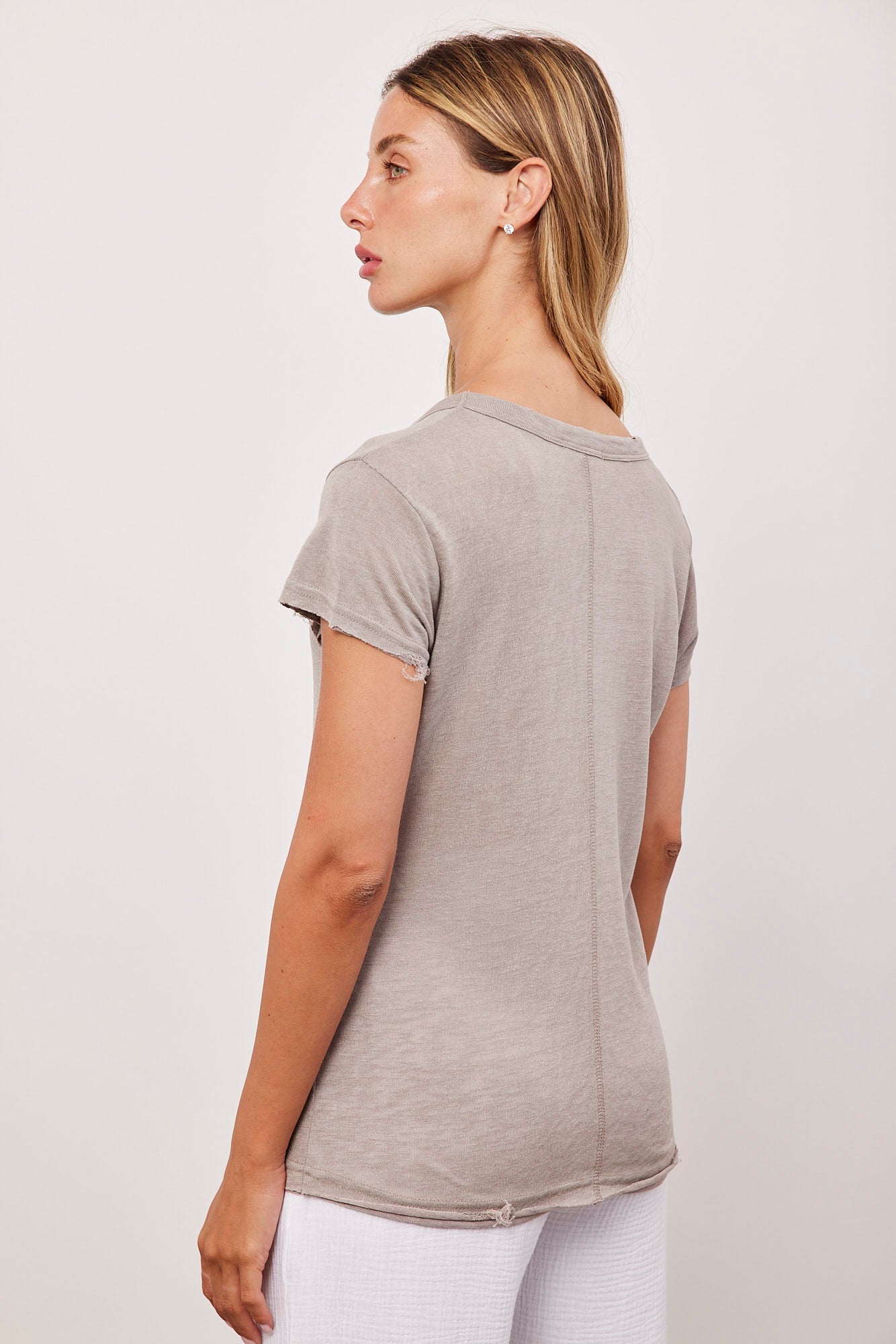 חולצת וי שקפקפה עם קרעים - ITAY BRANDS