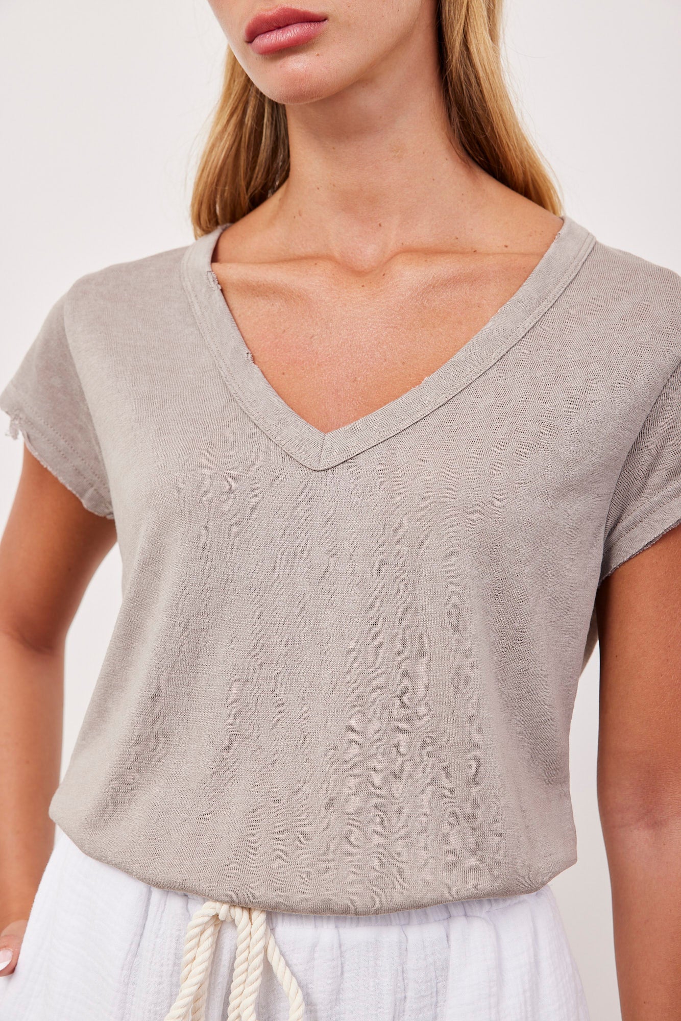 חולצת וי שקפקפה עם קרעים - ITAY BRANDS