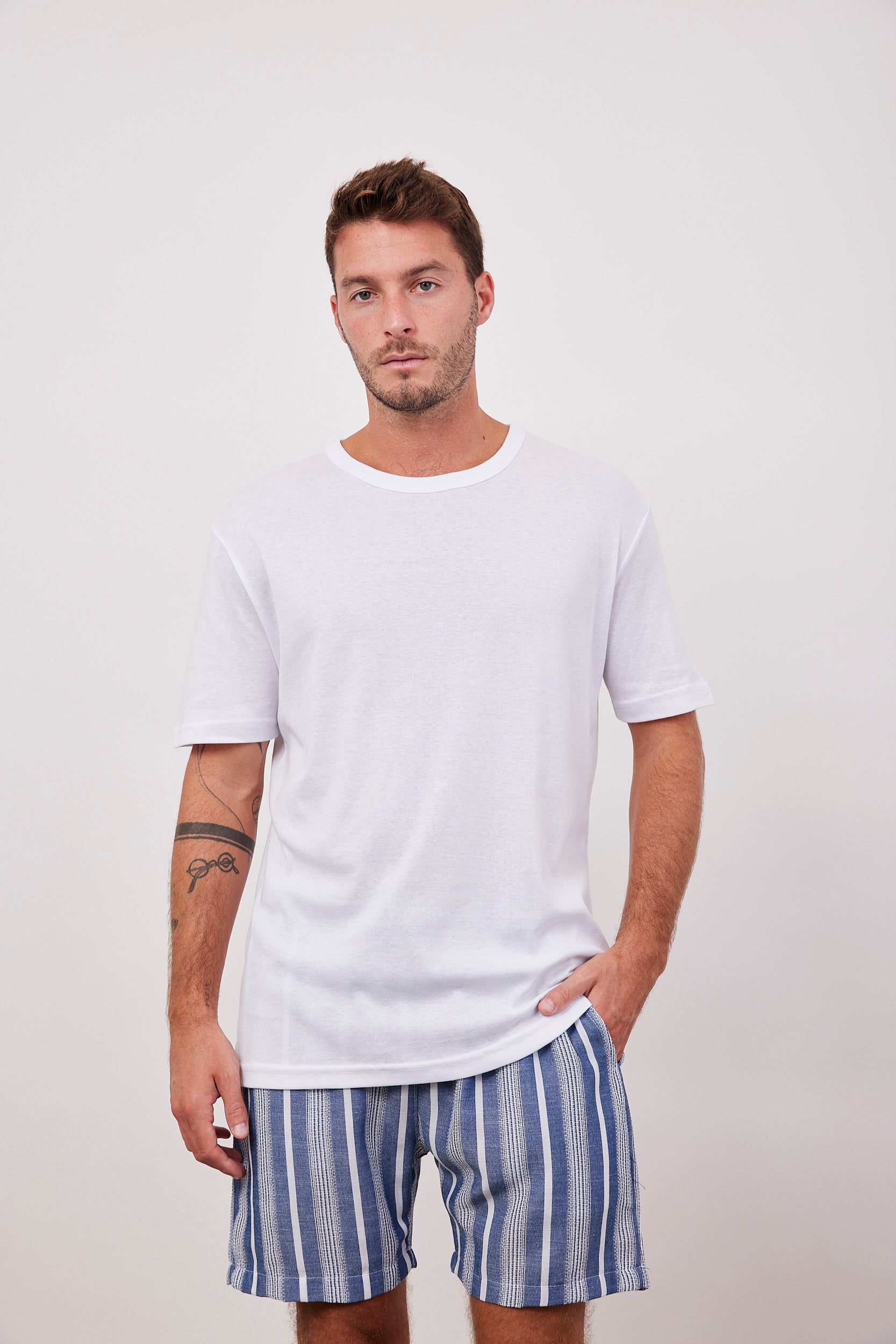 חולצה שקפקפה קצרה מראה פשתן