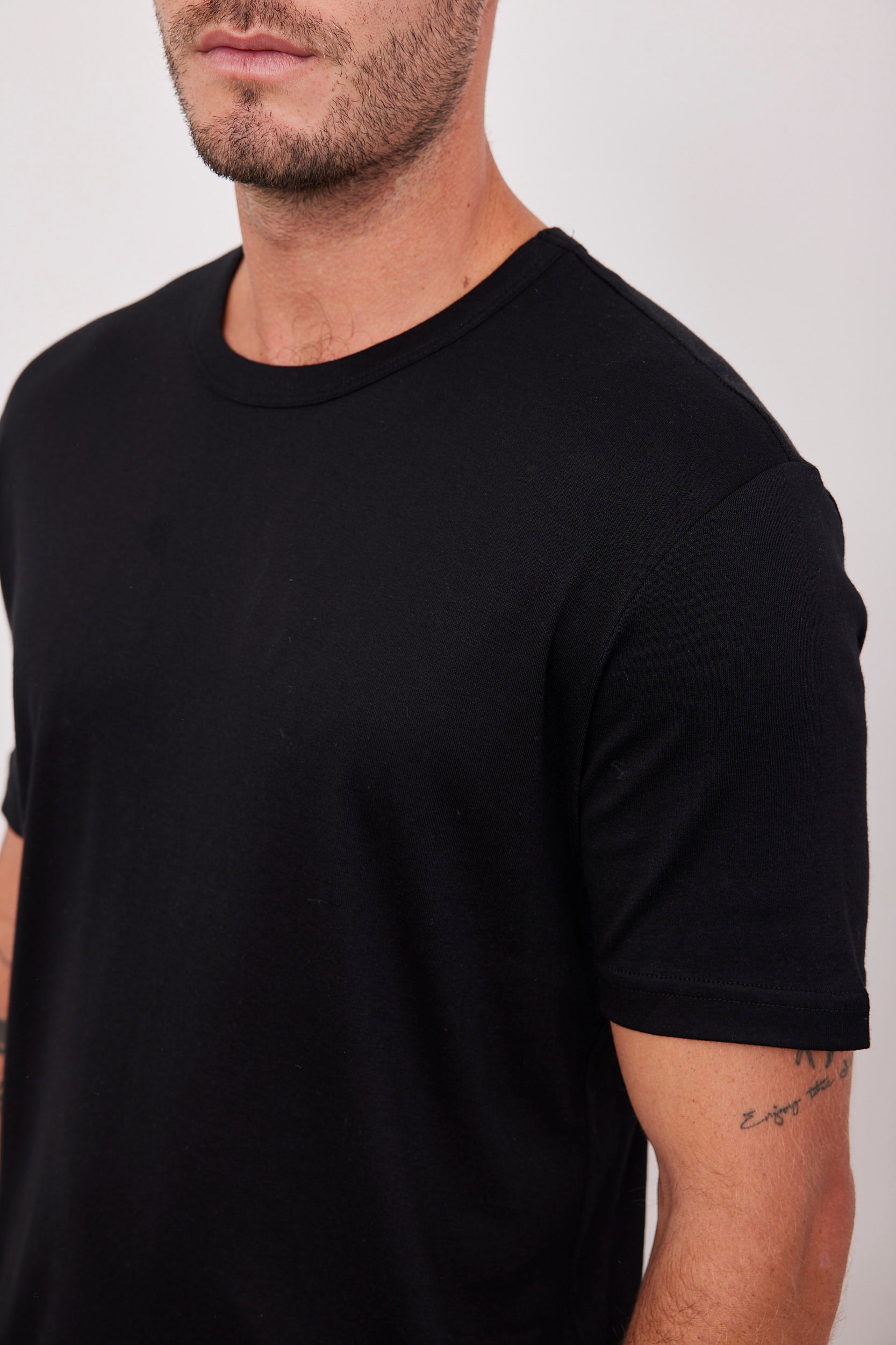 חולצה שקפקפה קצרה מראה פשתן