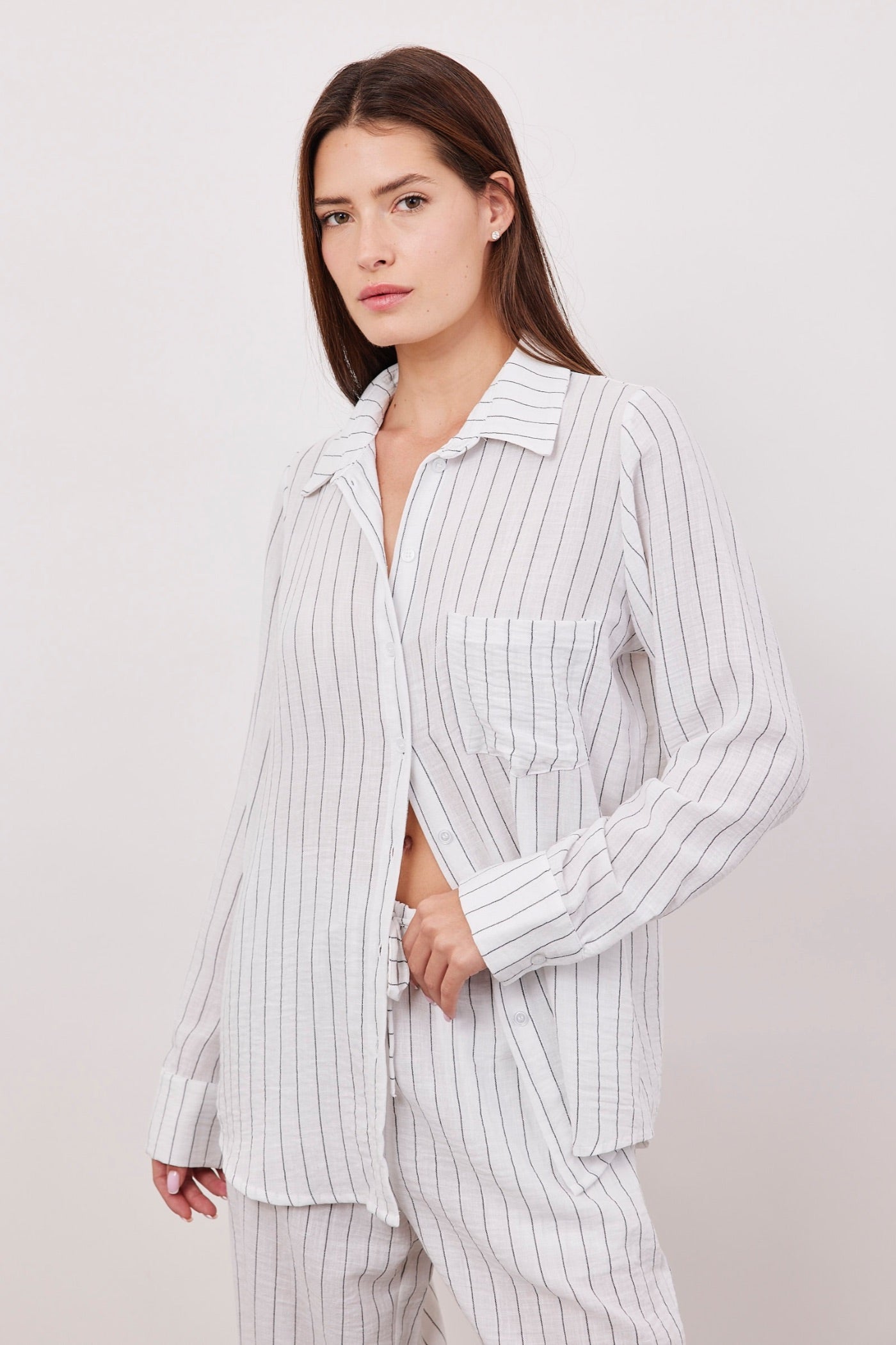 חולצת פסים מכופתרת במראה פשתן