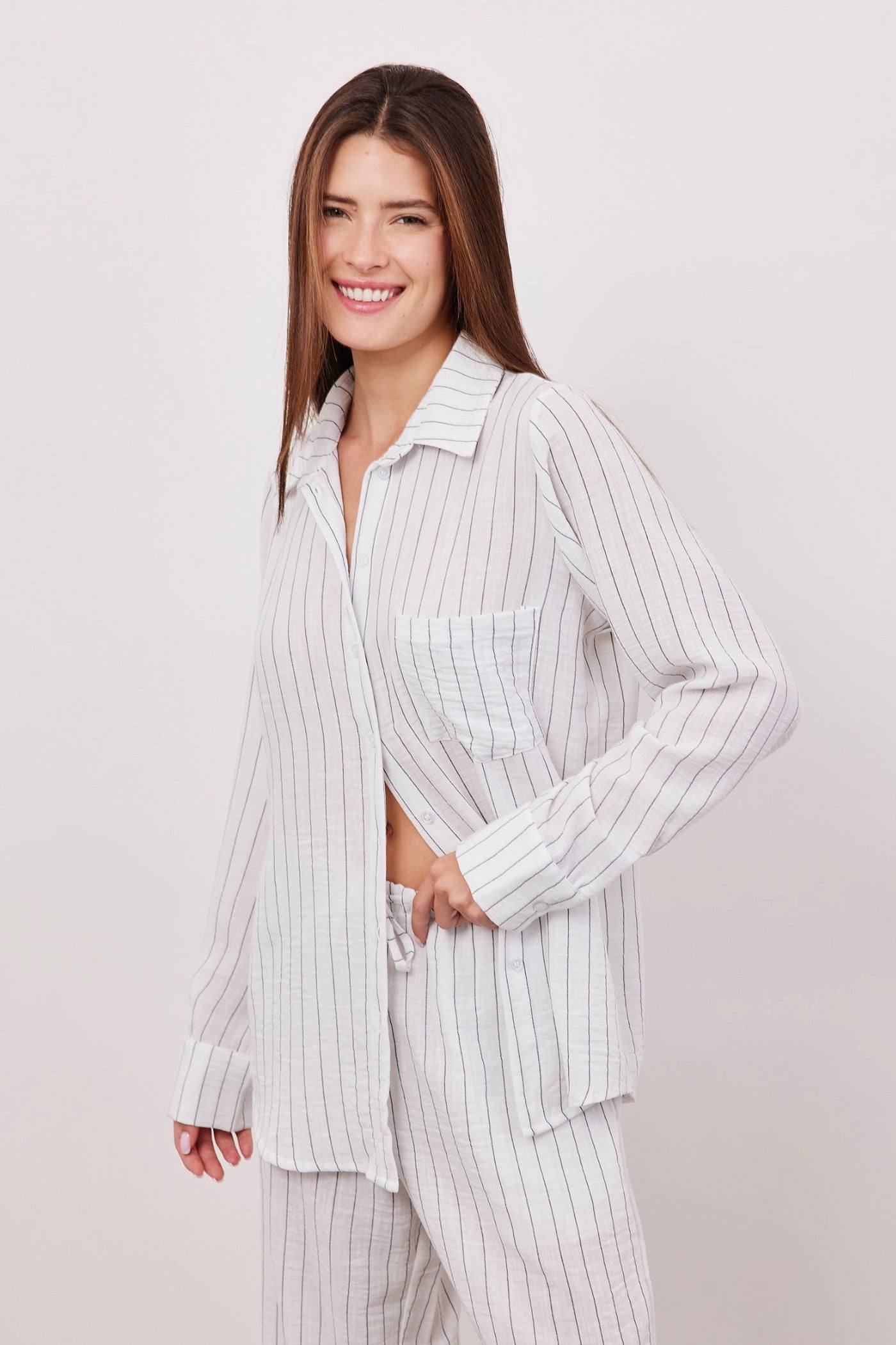 חולצת פסים מכופתרת במראה פשתן