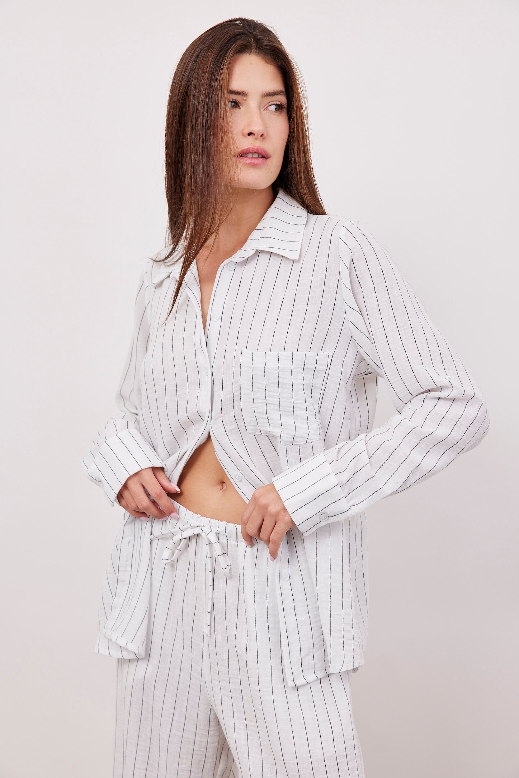 חולצת פסים מכופתרת במראה פשתן