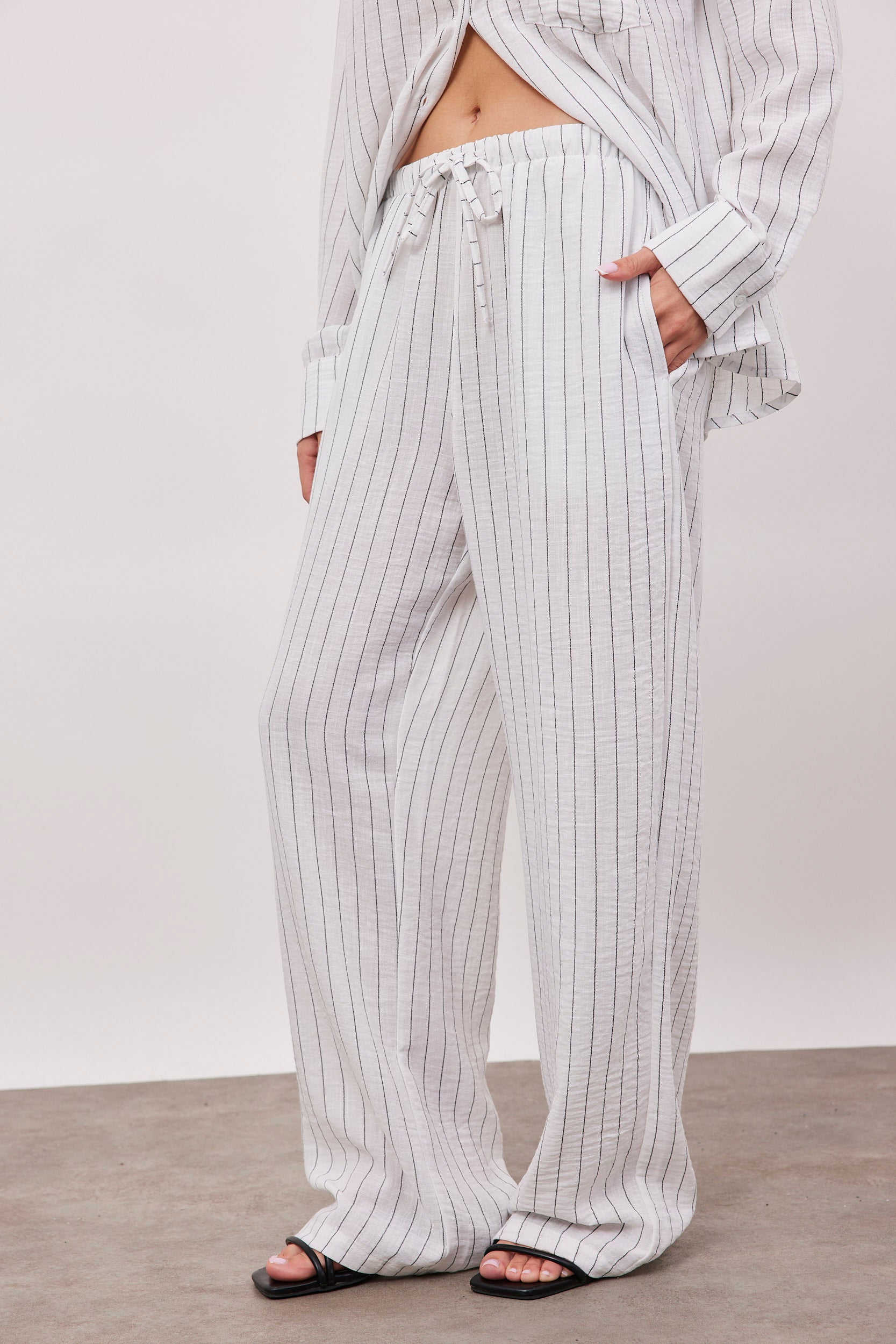 מכנסי פסים ארוכים מראה פשתן