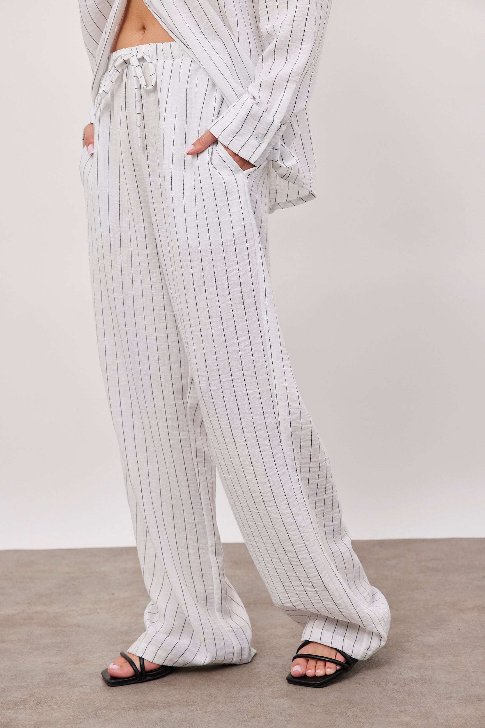 מכנסי פסים ארוכים מראה פשתן