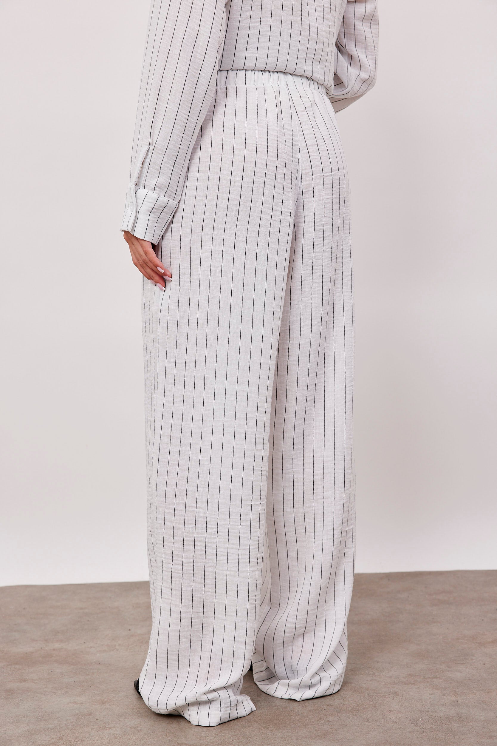 מכנסי פסים ארוכים מראה פשתן