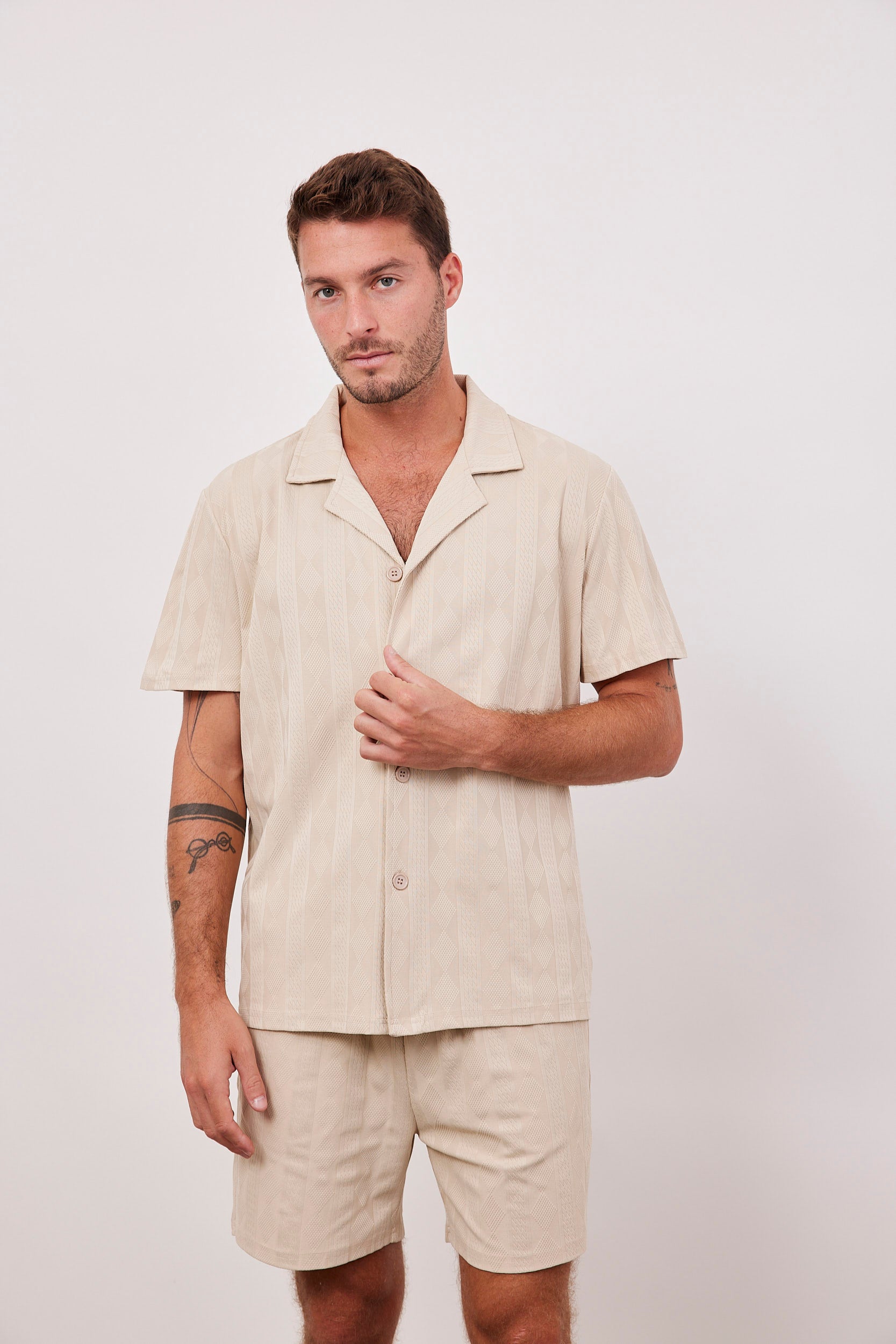 חולצה קצרה בטקסטורת פסים ומעויינים