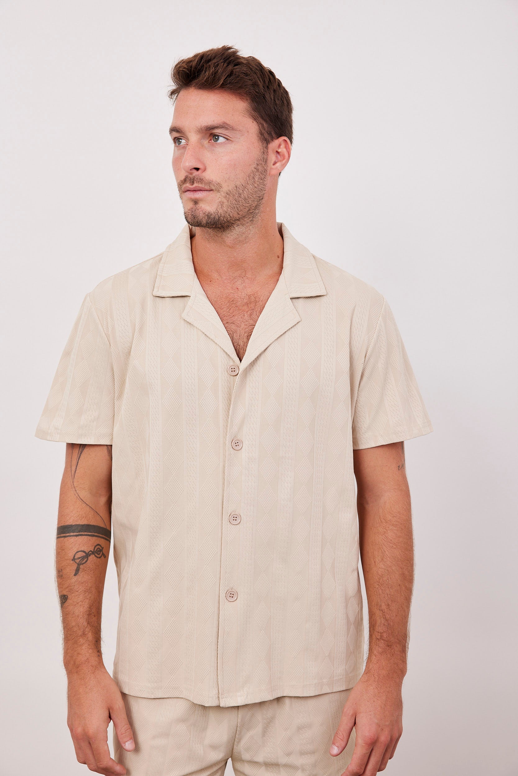 חולצה קצרה בטקסטורת פסים ומעויינים