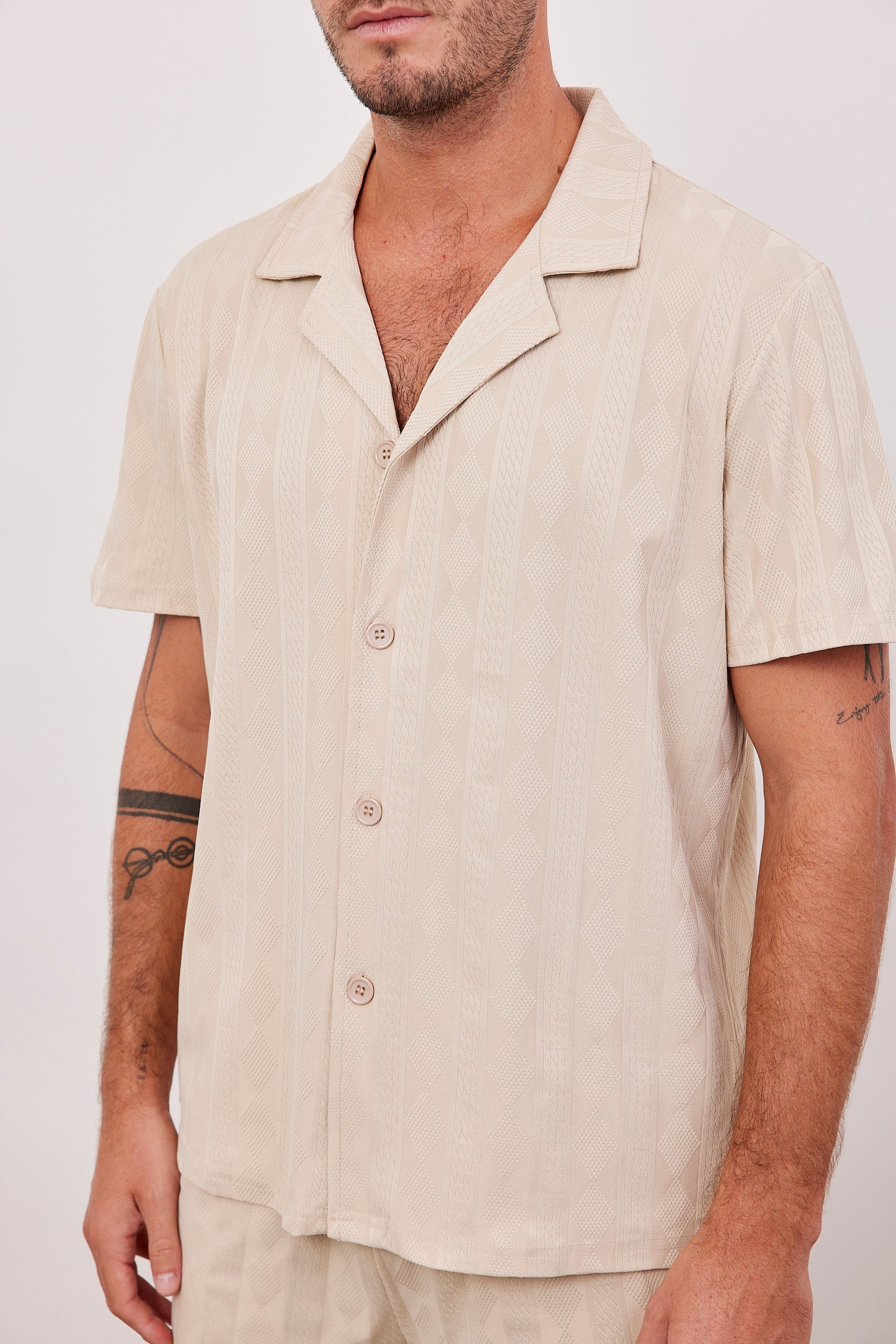 חולצה קצרה בטקסטורת פסים ומעויינים