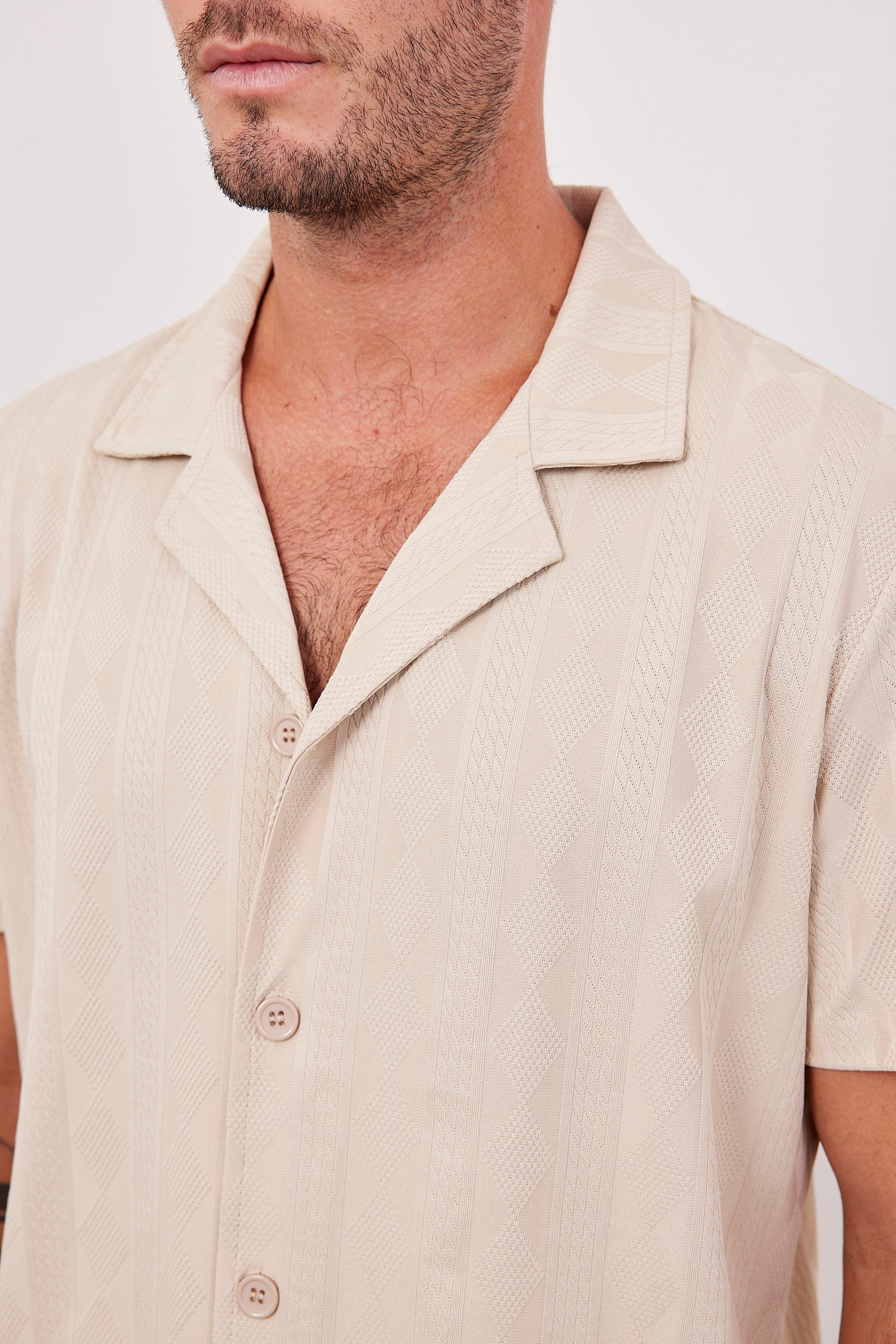 חולצה קצרה בטקסטורת פסים ומעויינים