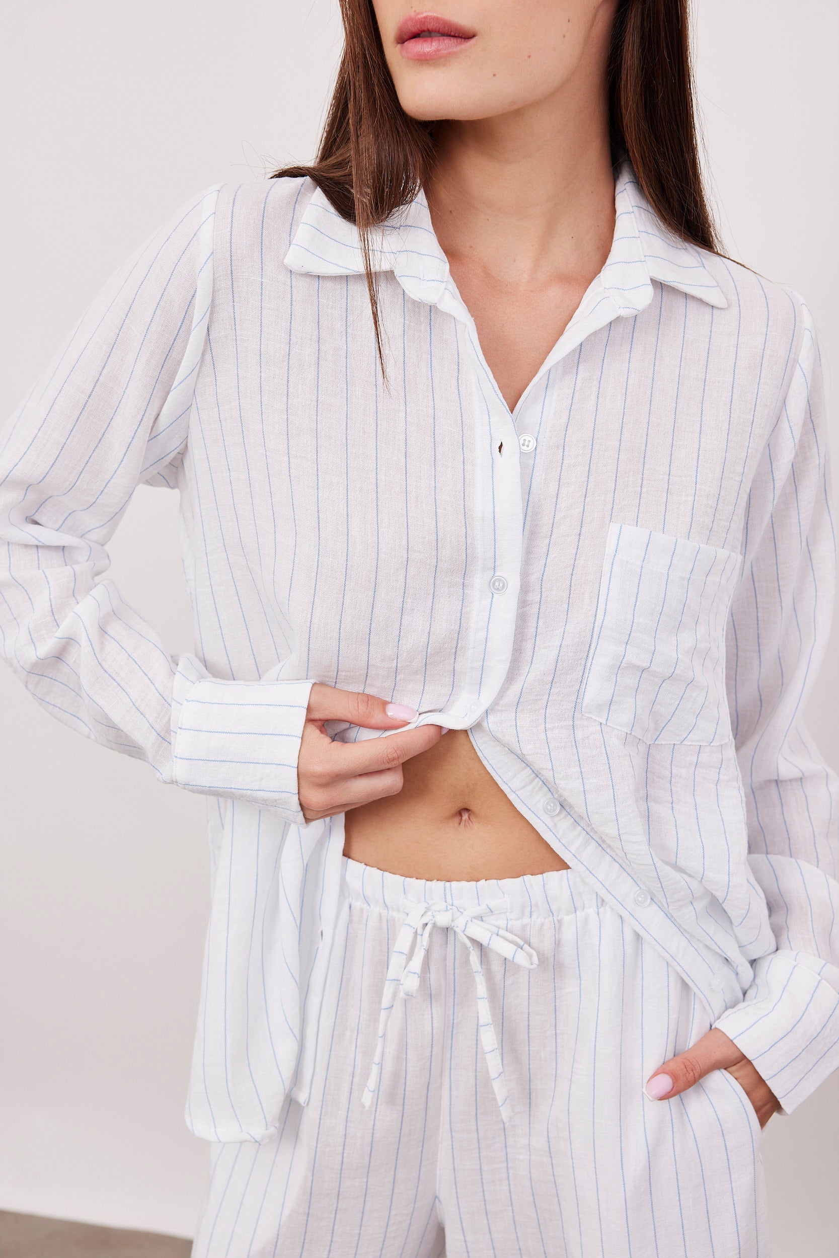 חולצת פסים מכופתרת במראה פשתן