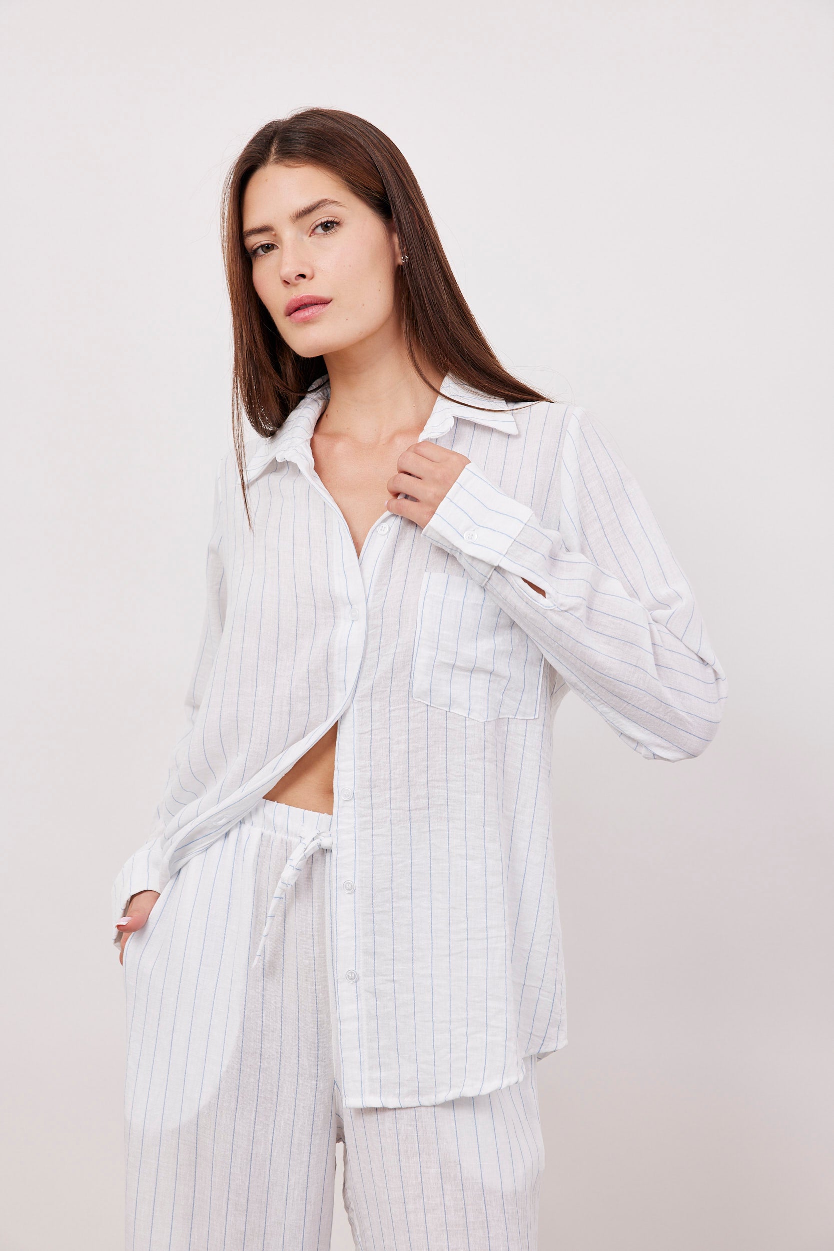 חולצת פסים מכופתרת במראה פשתן