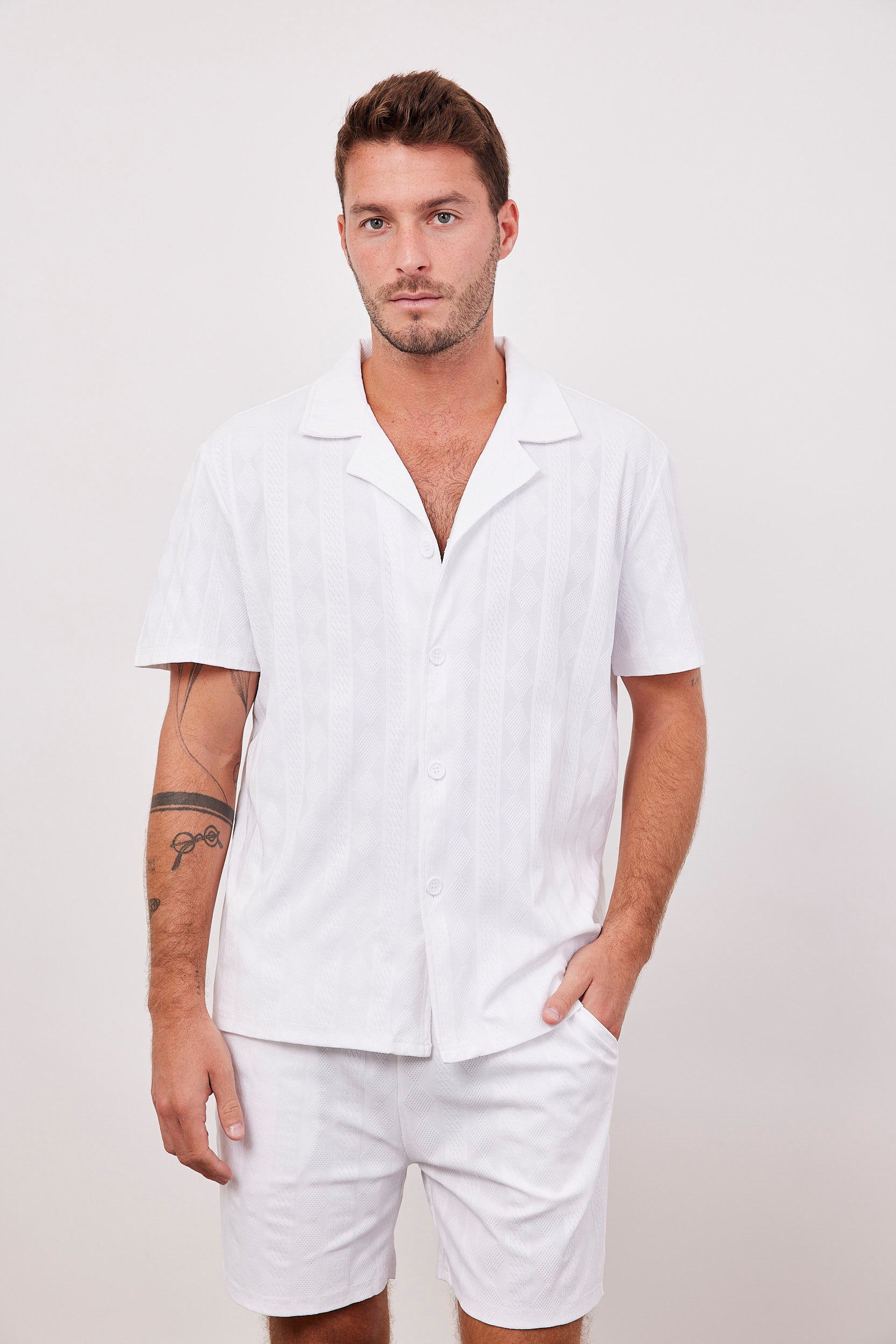 חולצה קצרה בטקסטורת פסים ומעויינים