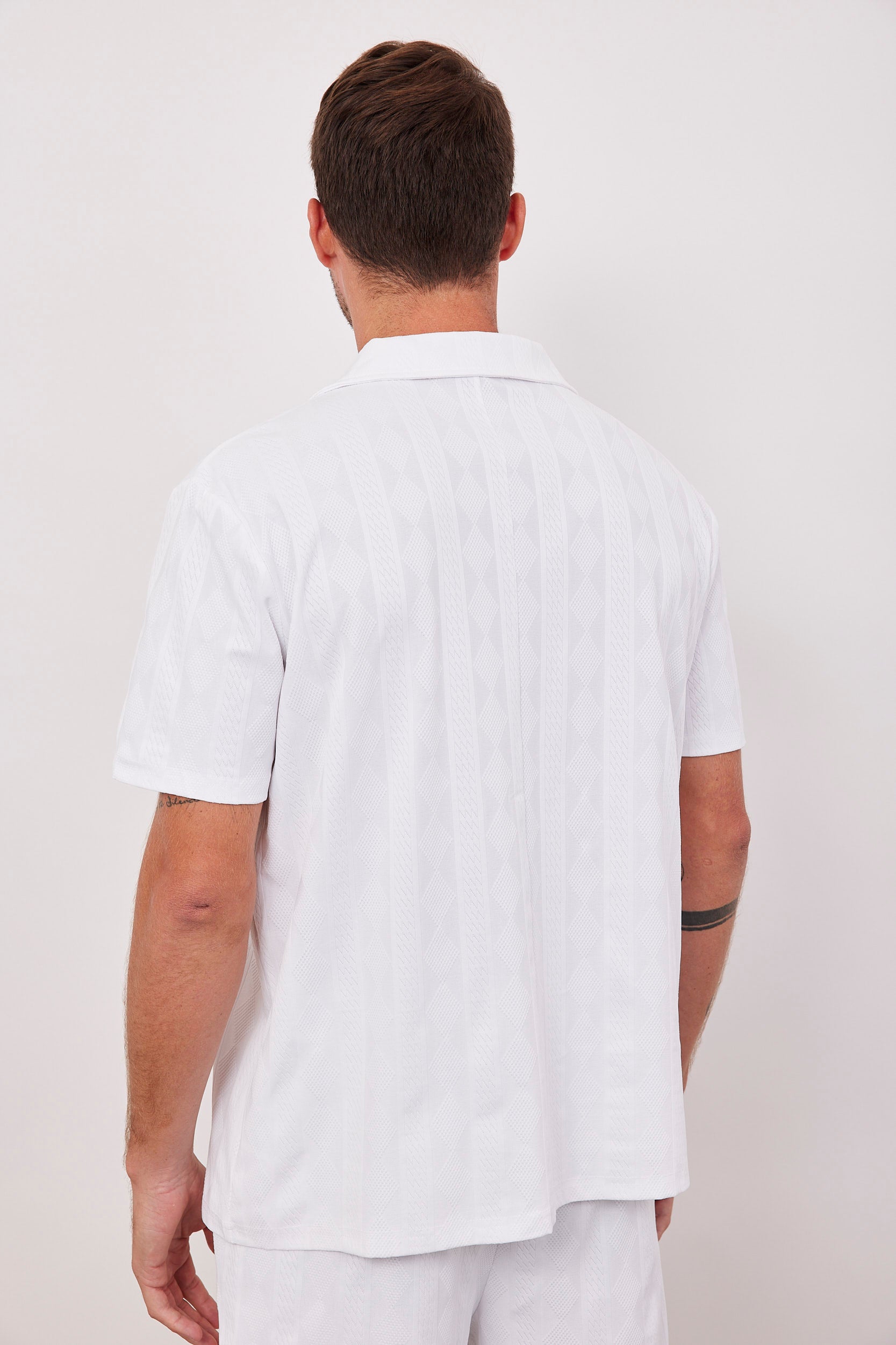 חולצה קצרה בטקסטורת פסים ומעויינים