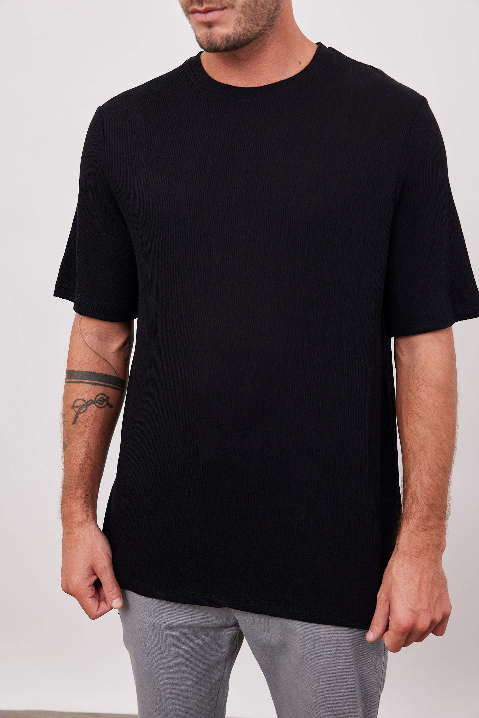 טישרט בטקסטורת פסים