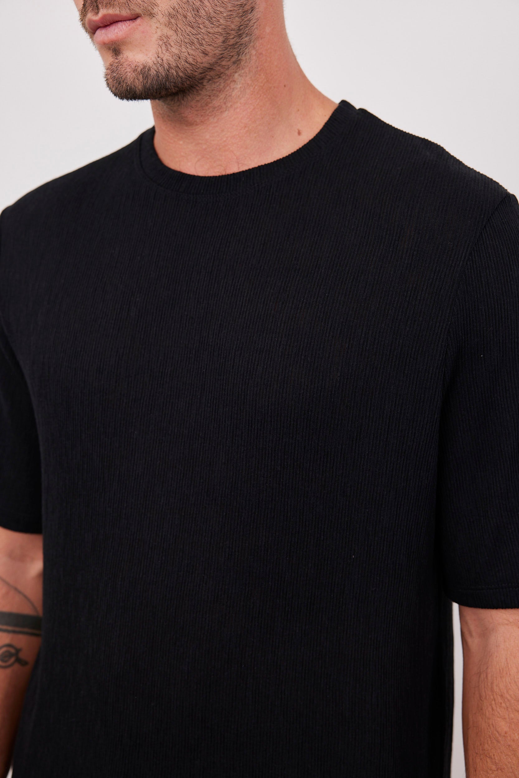 טישרט בטקסטורת פסים