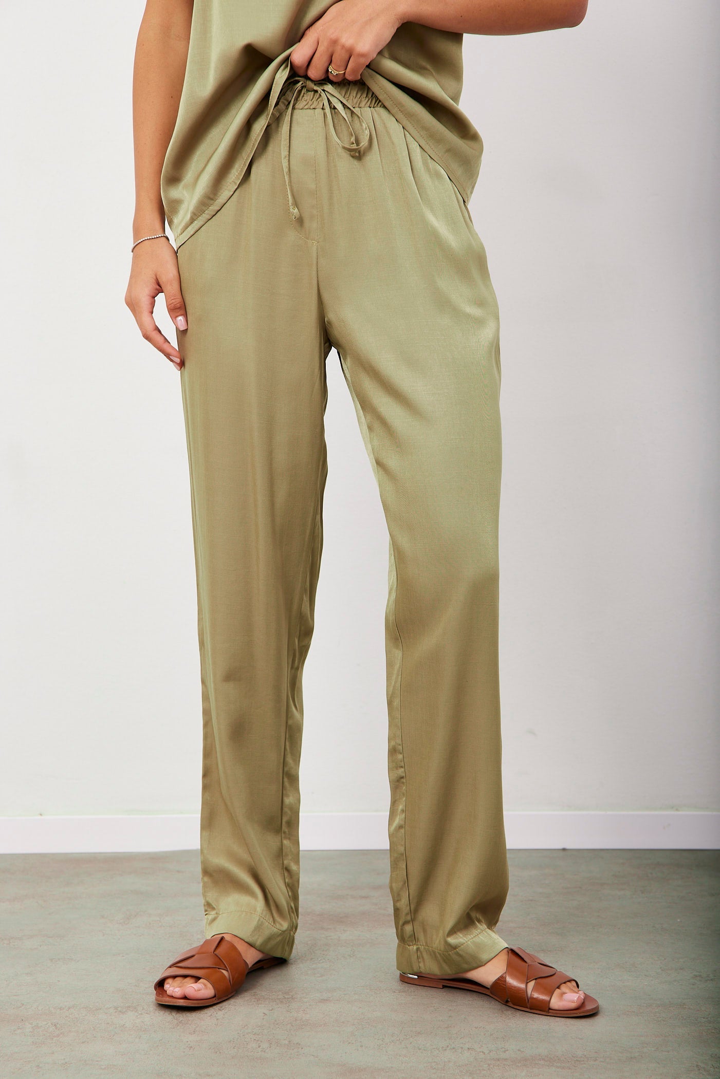 חליפת גופיה דמוי סאטן - ITAY BRANDS