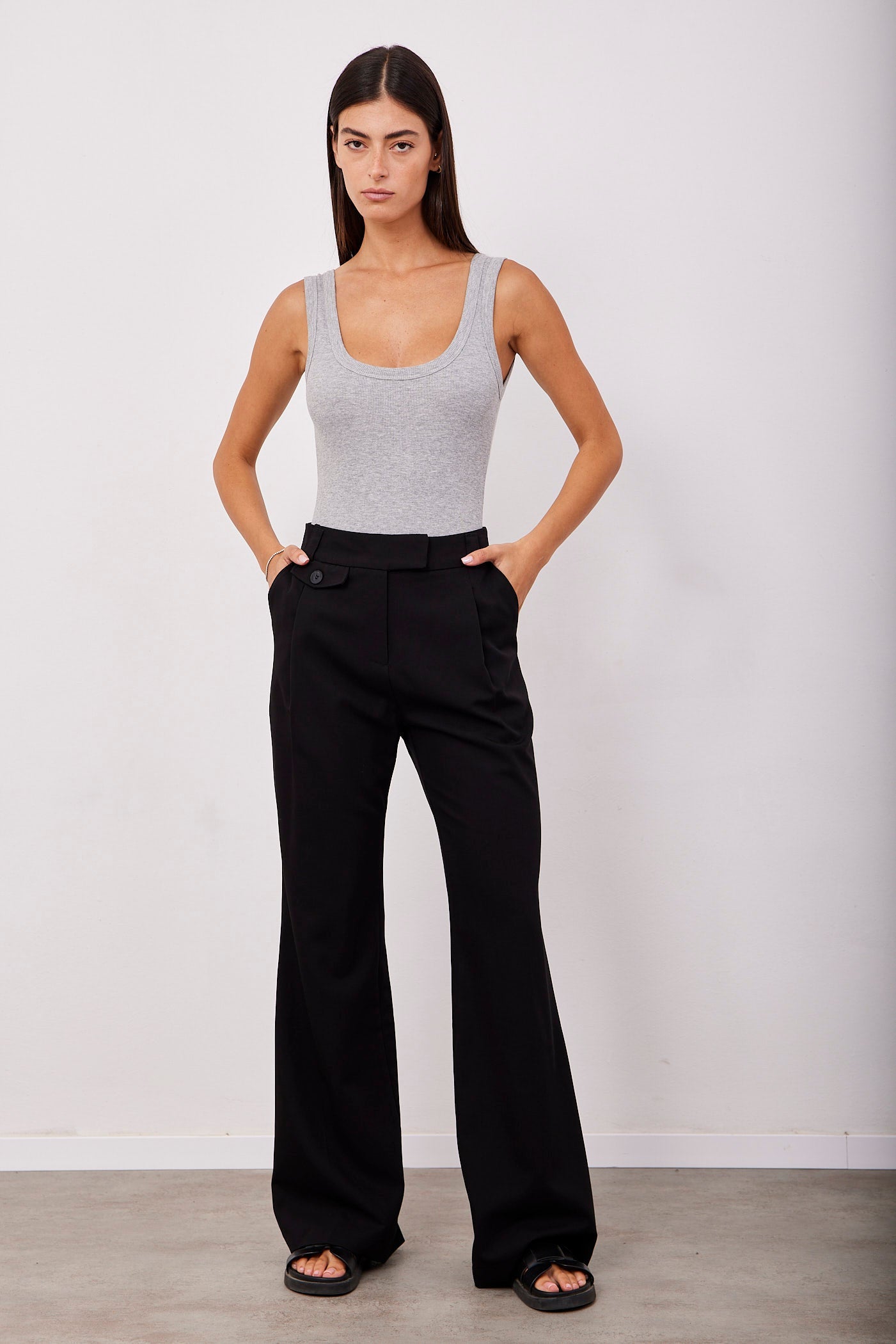 מכנסיים מחויטים מתרחבים עם קפלים - ITAY BRANDS