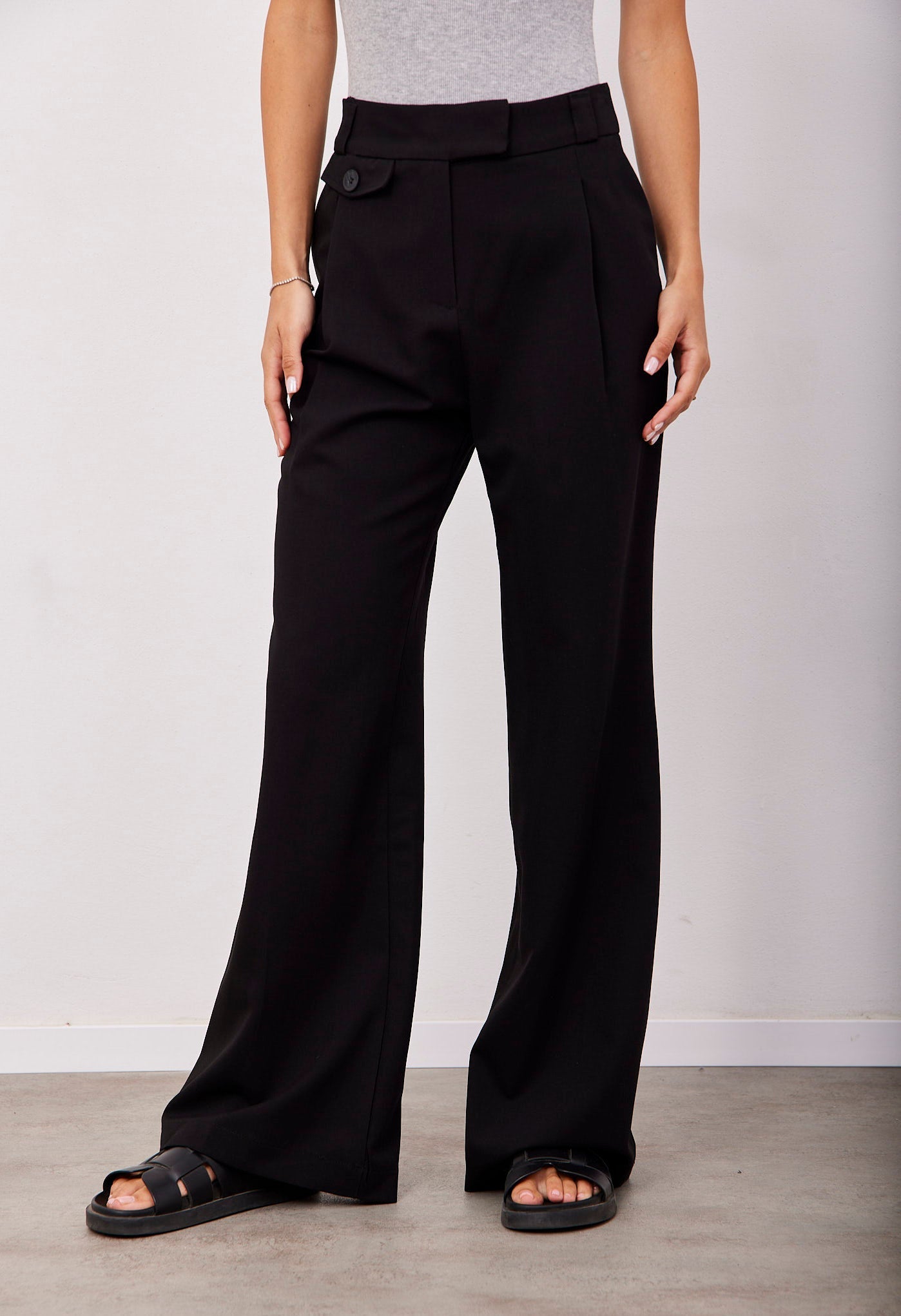 מכנסיים מחויטים מתרחבים עם קפלים - ITAY BRANDS