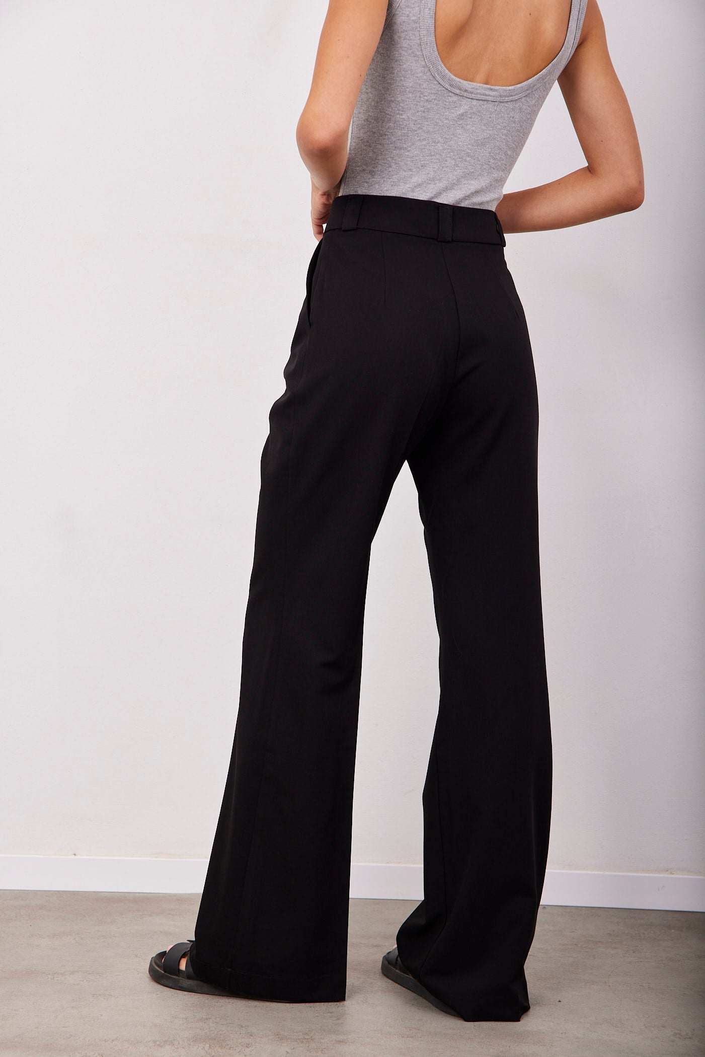 מכנסיים מחויטים מתרחבים עם קפלים - ITAY BRANDS