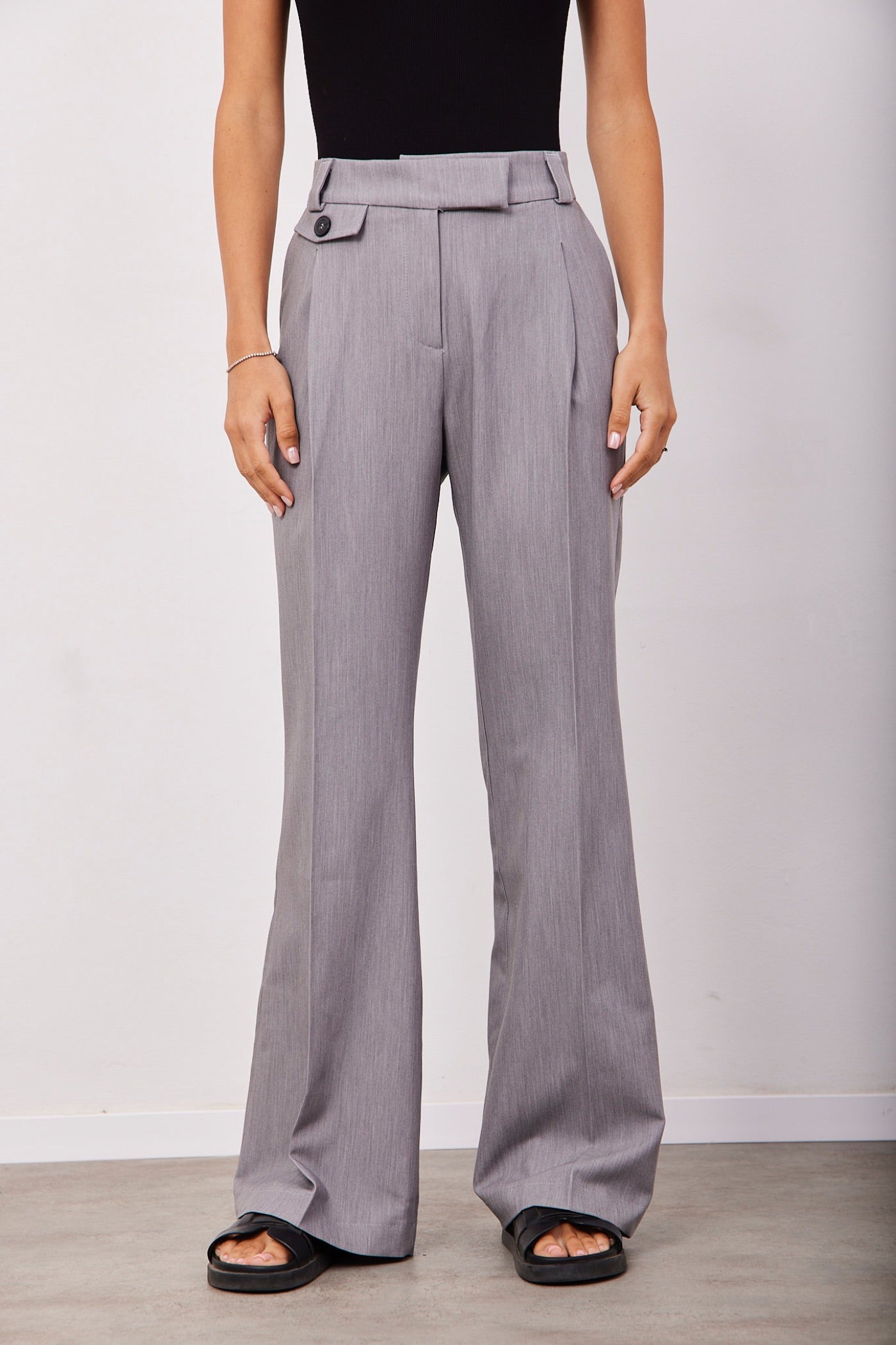 מכנסיים מחויטים מתרחבים עם קפלים - ITAY BRANDS