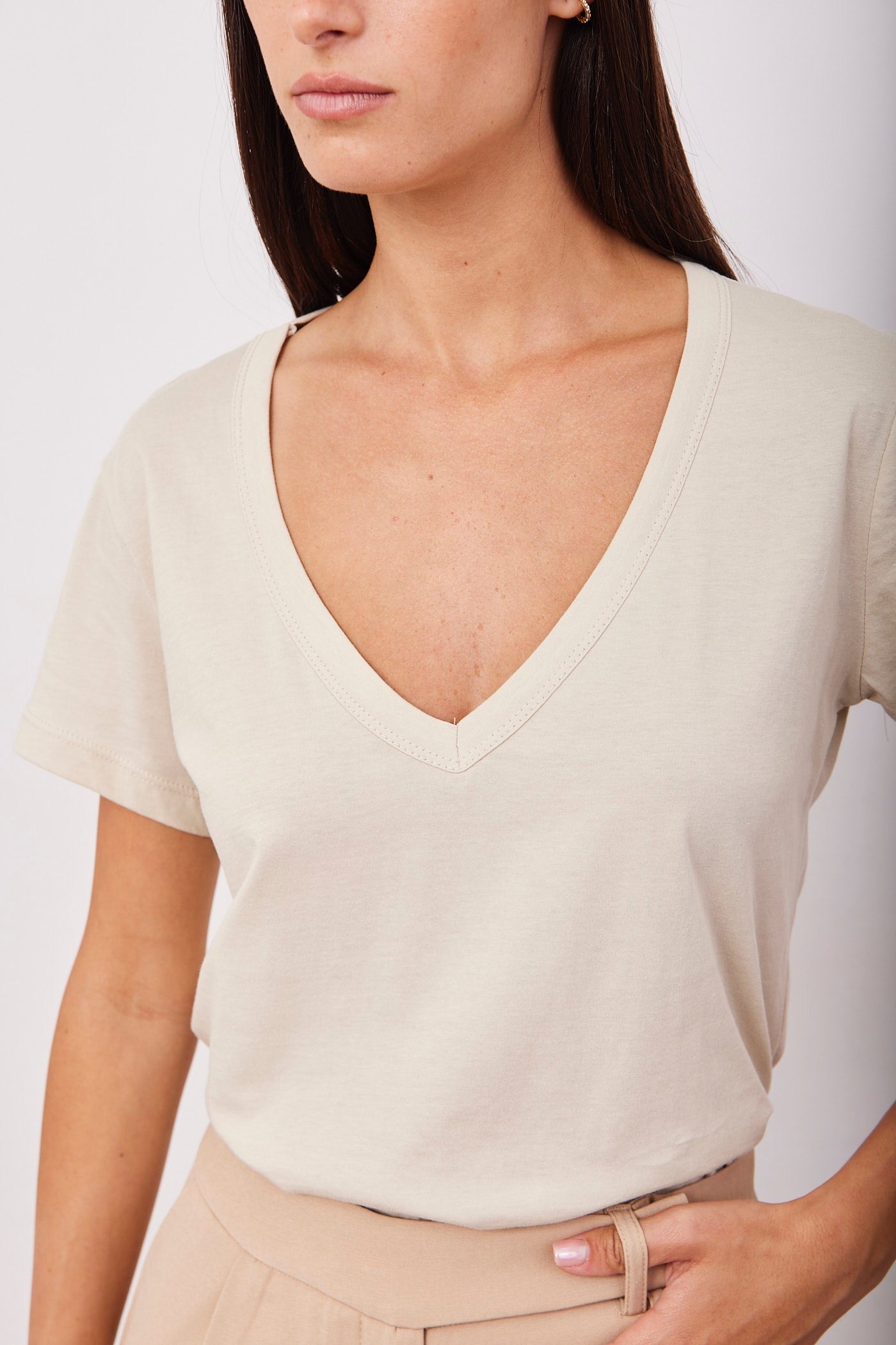 טי-שרט וי כותנה - ITAY BRANDS