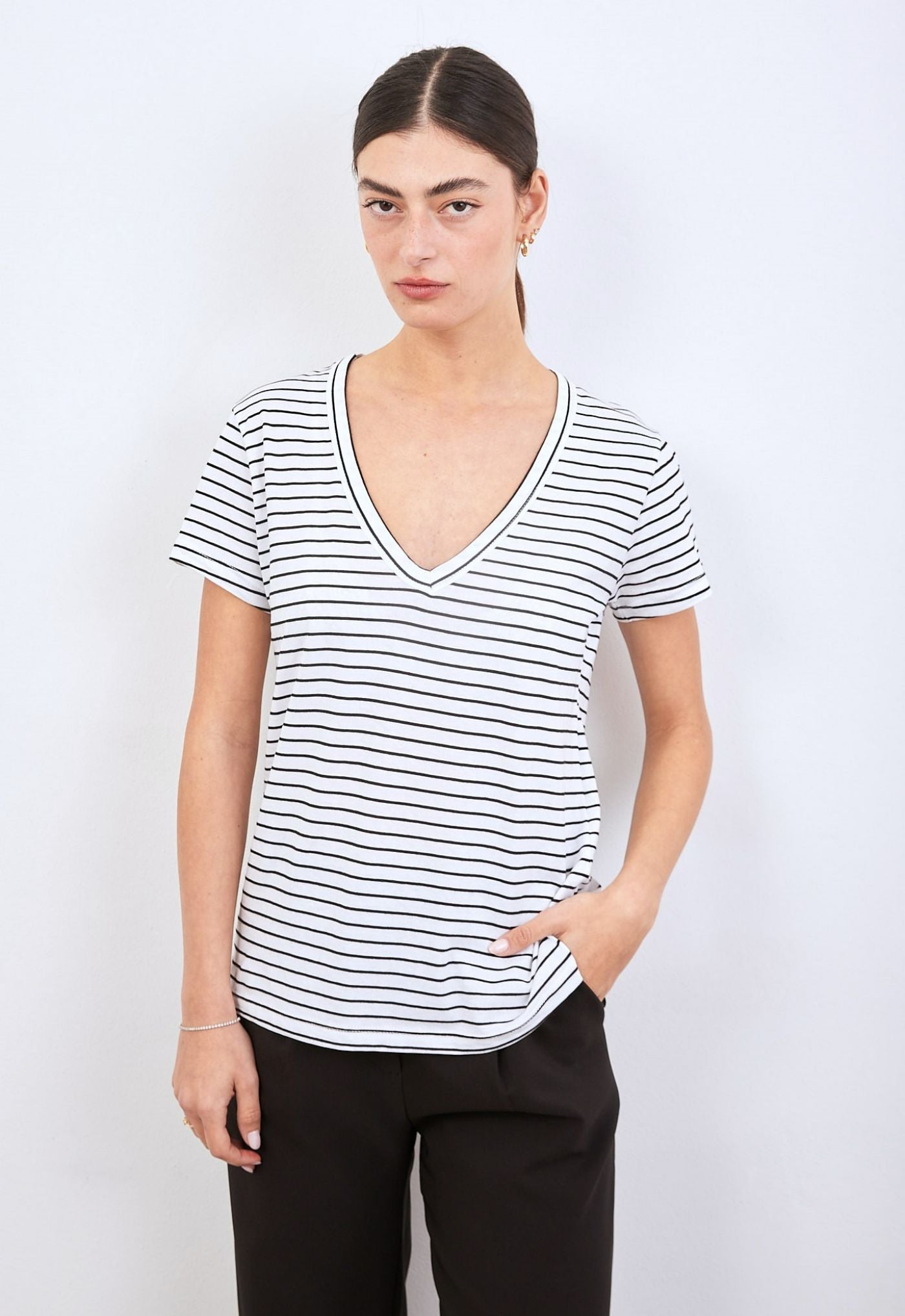 טי-שרט וי פסים - ITAY BRANDS