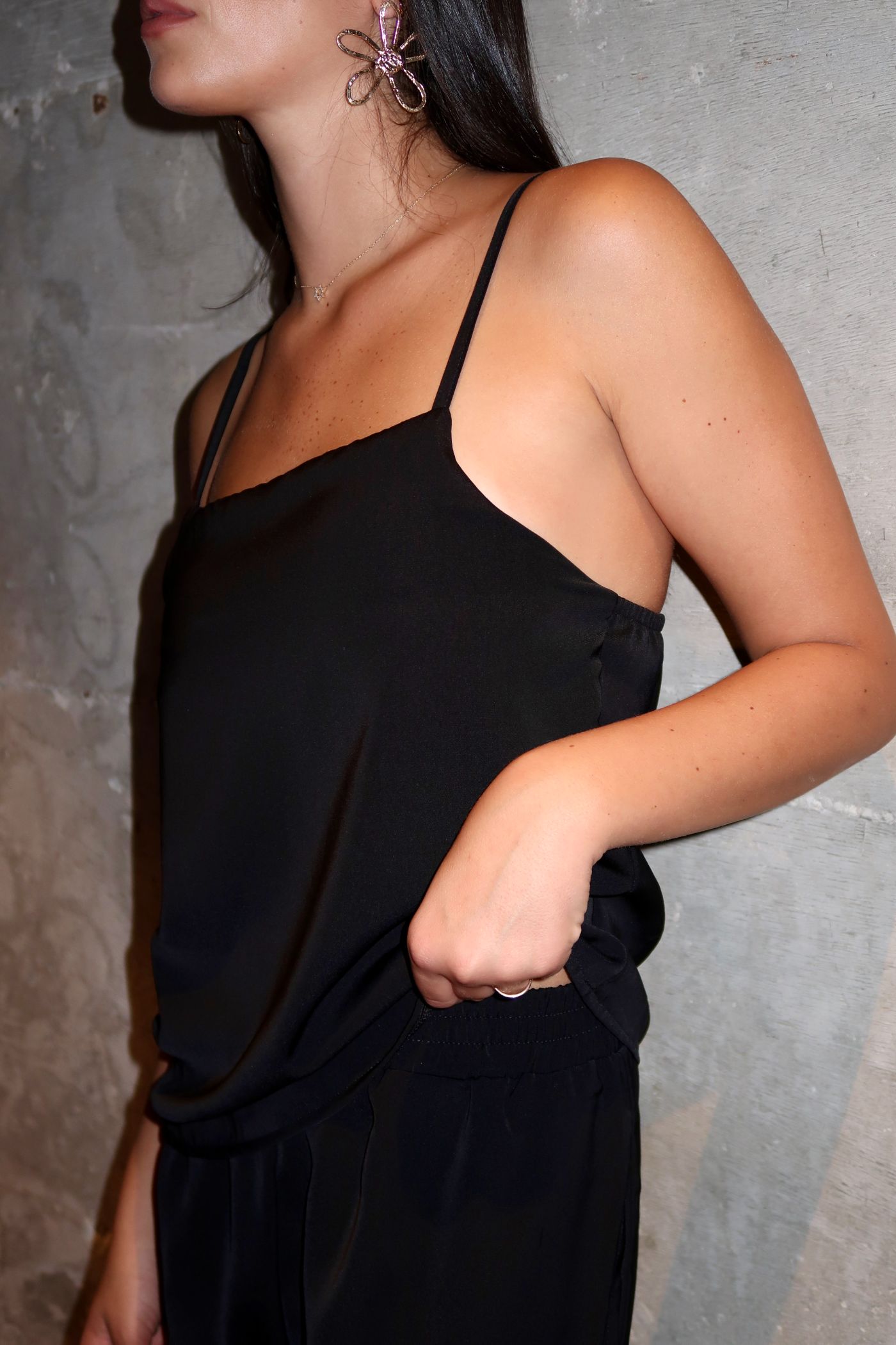 גופייה במראה סאטן עם כתפיות דקות - ITAY BRANDS