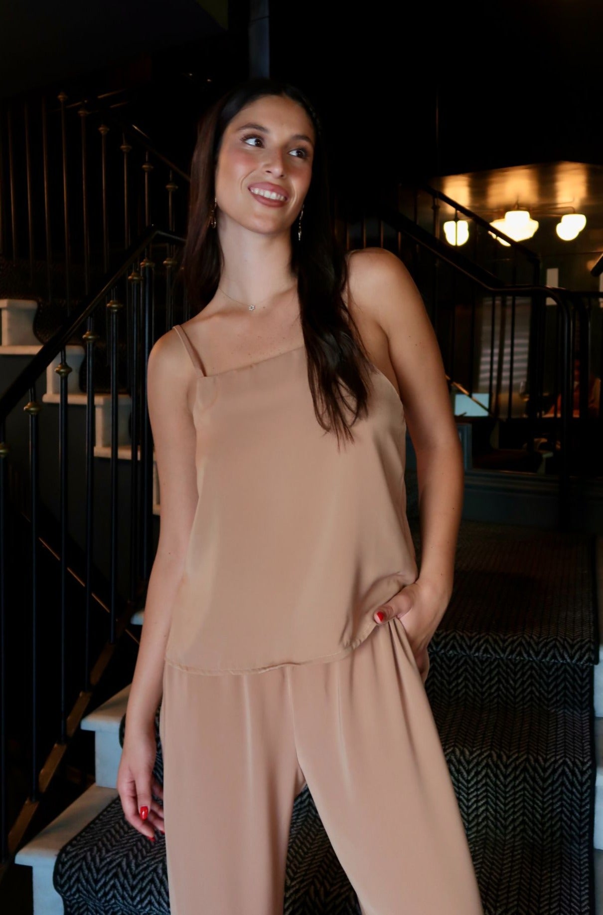 גופייה במראה סאטן עם כתפיות דקות - ITAY BRANDS