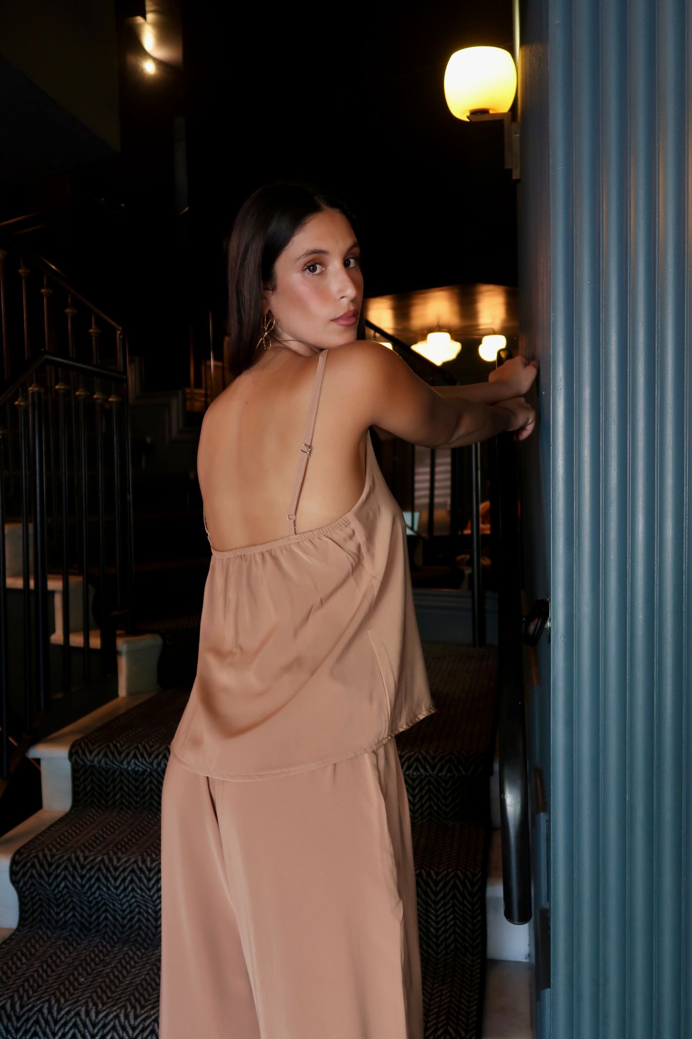 גופייה במראה סאטן עם כתפיות דקות - ITAY BRANDS