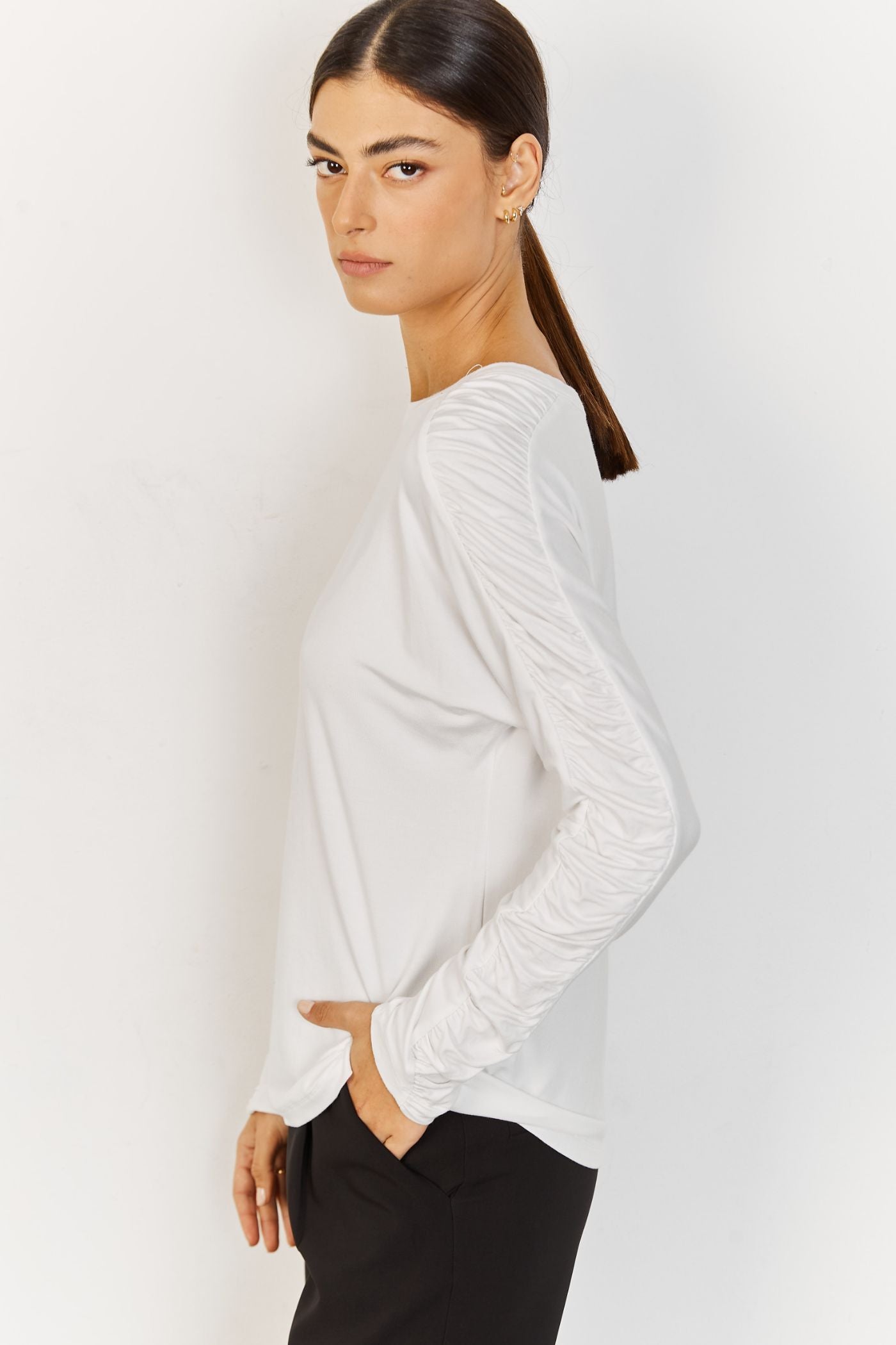 חולצה בשילוב כיווצים בשרוול - ITAY BRANDS