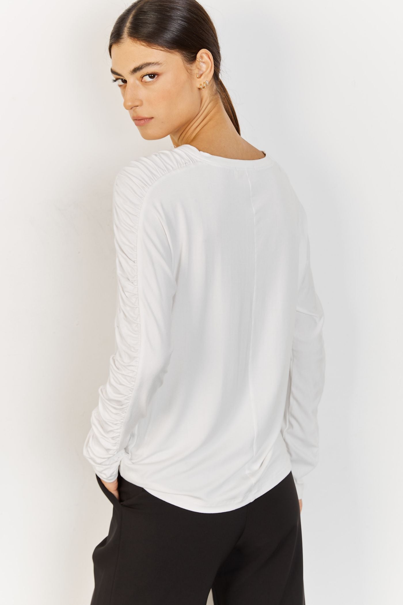 חולצה בשילוב כיווצים בשרוול - ITAY BRANDS