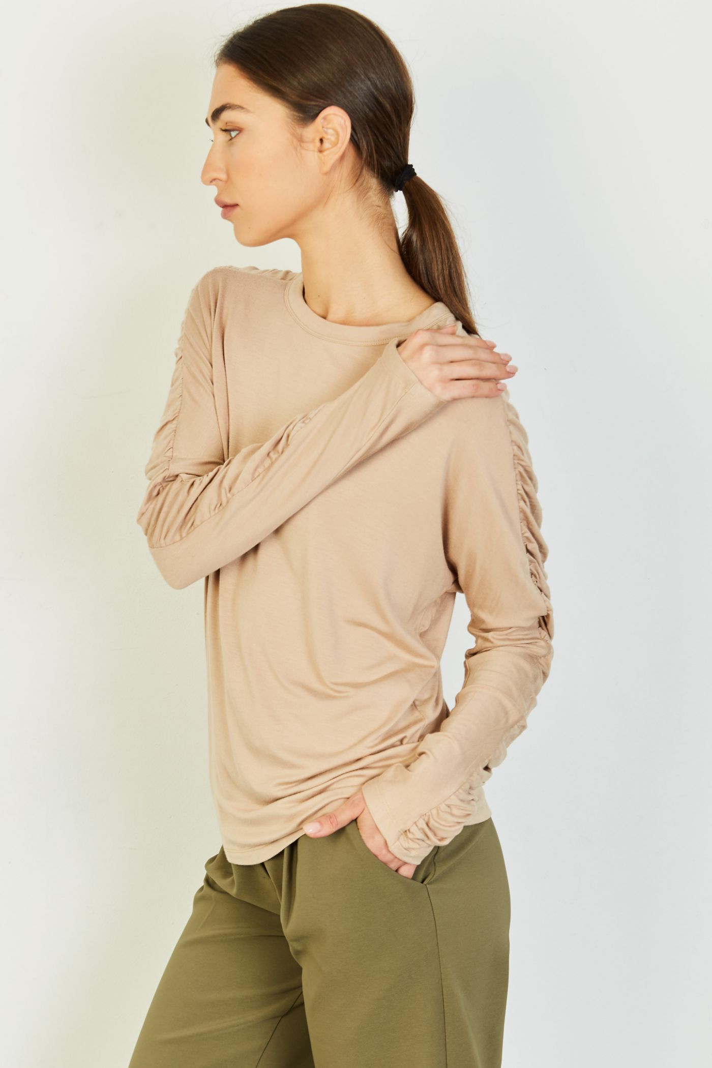 חולצה בשילוב כיווצים בשרוול - ITAY BRANDS