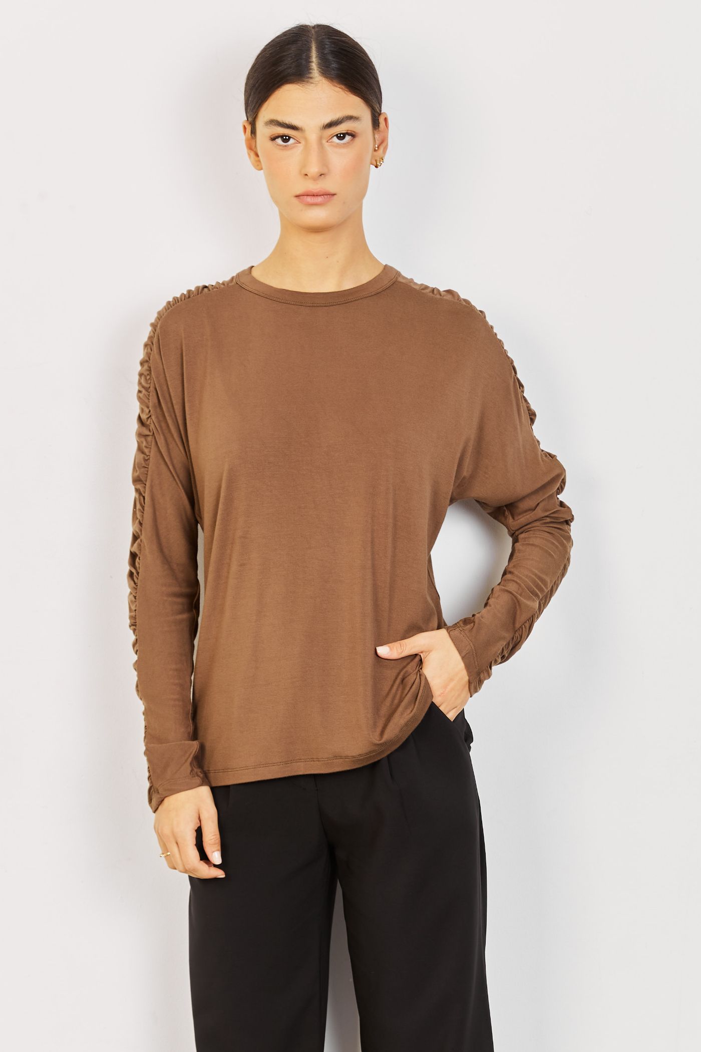 חולצה בשילוב כיווצים בשרוול - ITAY BRANDS