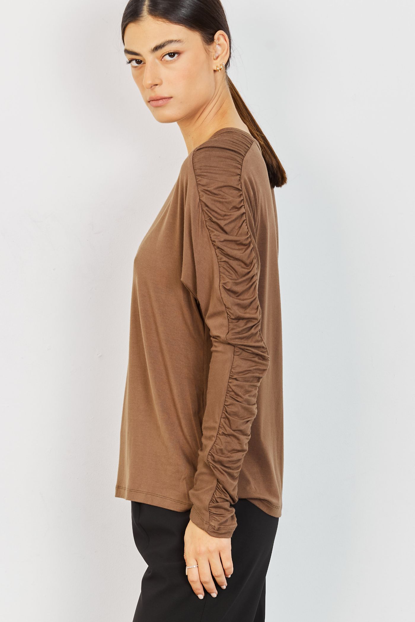 חולצה בשילוב כיווצים בשרוול - ITAY BRANDS