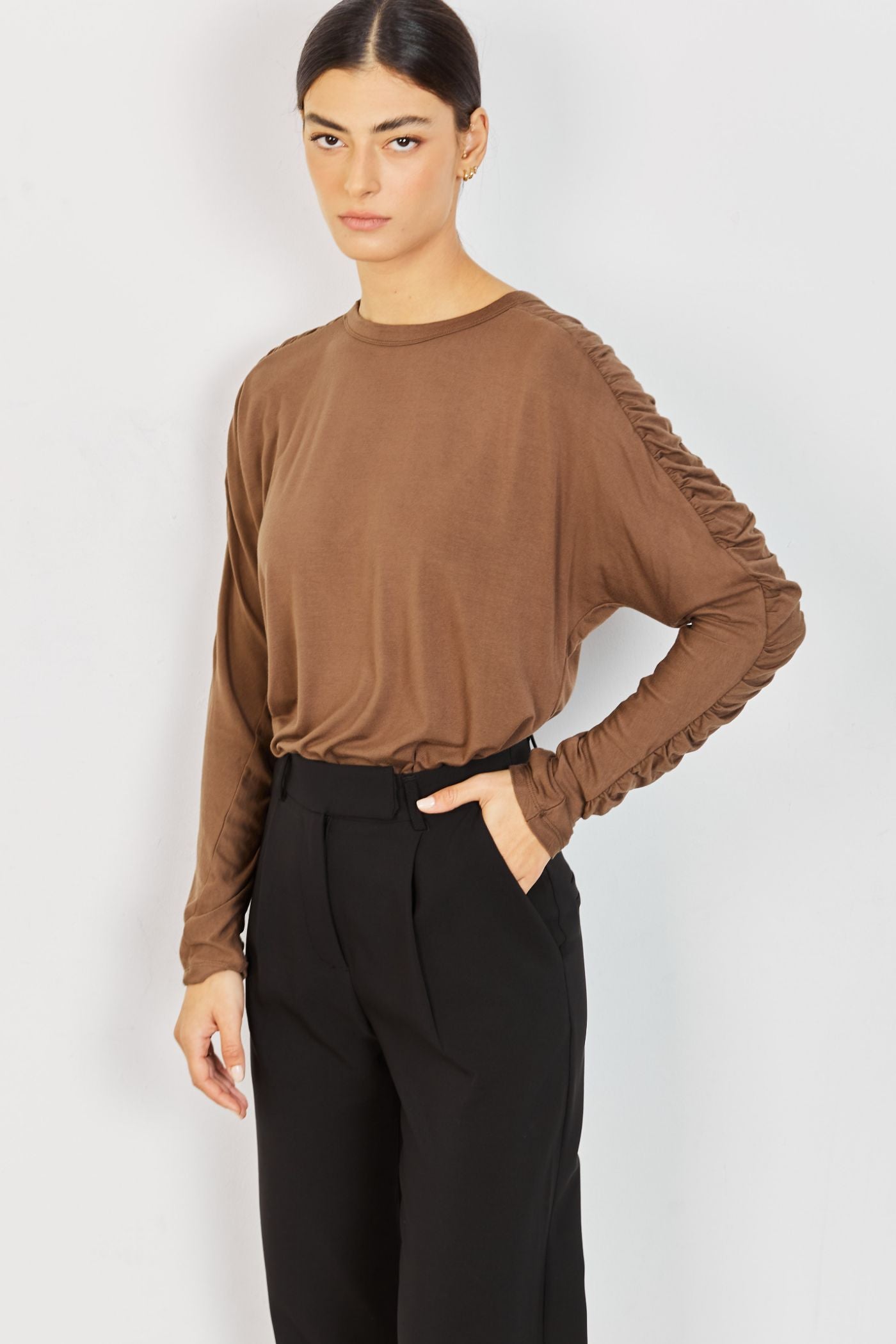 חולצה בשילוב כיווצים בשרוול - ITAY BRANDS