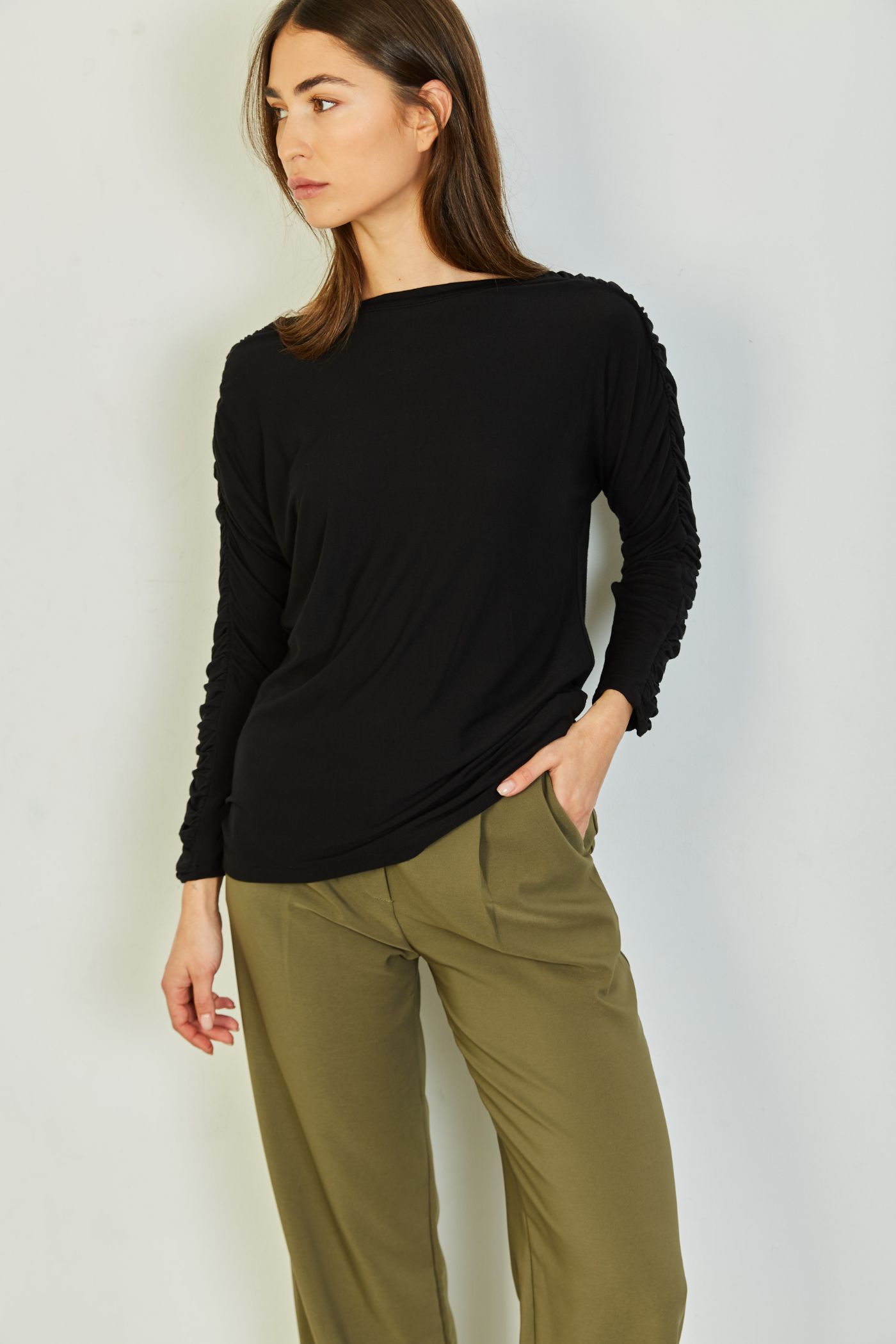 חולצה בשילוב כיווצים בשרוול - ITAY BRANDS